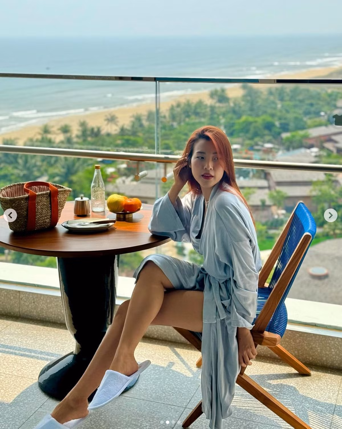 Nếu như trước đây, cô thường xuyên chọn những bộ trang phục nhẹ nhàng, kín đáo, thì sau ly hôn, Hoàng Oanh trở nên táo bạo và cá tính hơn với những item thời trang trendy, hiện đại.