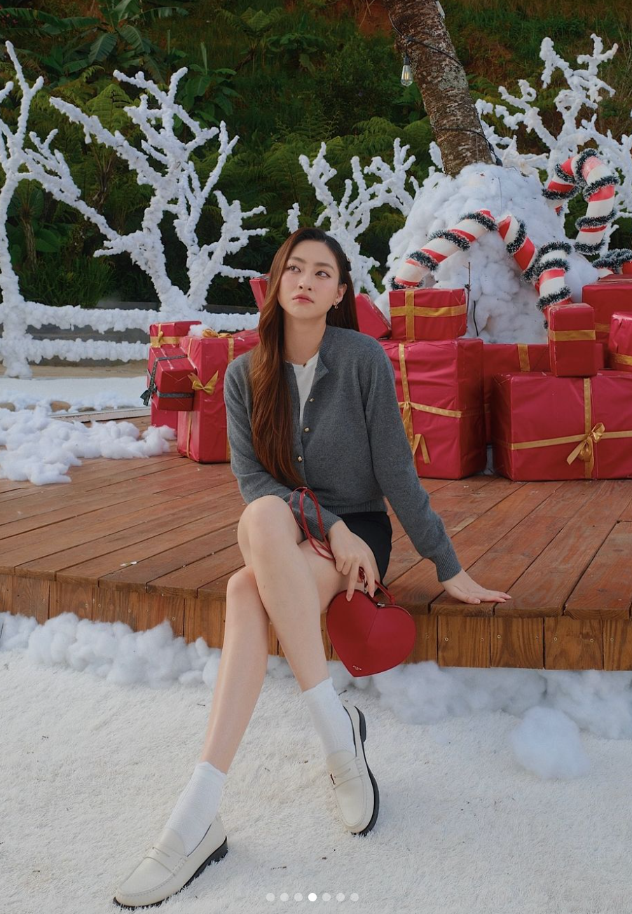 Hoa hậu Lương Thùy Linh khoe chân dài khi chụp hình giữa khung cảnh tuyết phủ mừng mùa Giáng sinh sắp về. Ảnh: FB IG _luongthuylinh_
