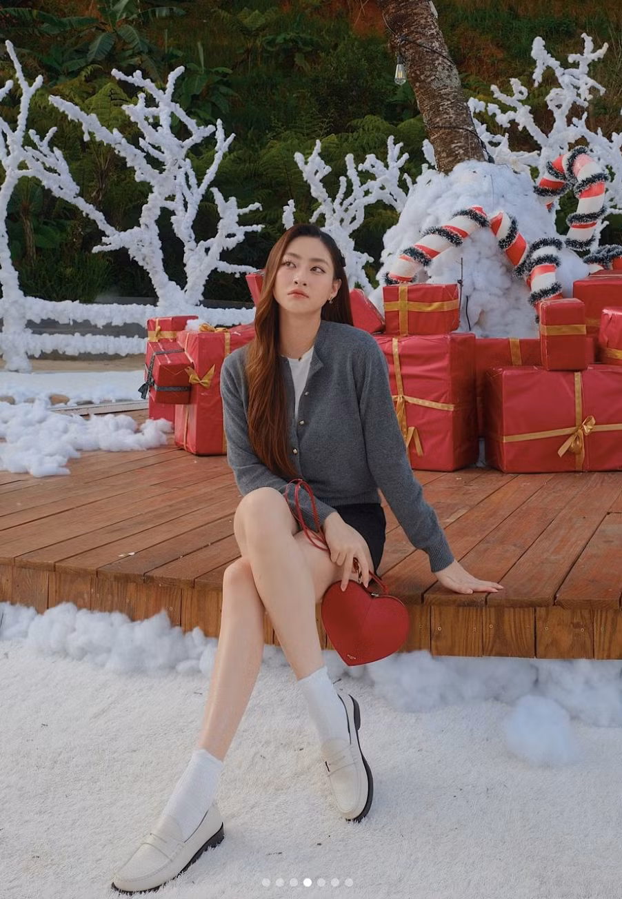 Hoa hậu Lương Thùy Linh khoe chân dài khi chụp hình giữa khung cảnh tuyết phủ mừng mùa Giáng sinh sắp về. Ảnh: FB IG _luongthuylinh_