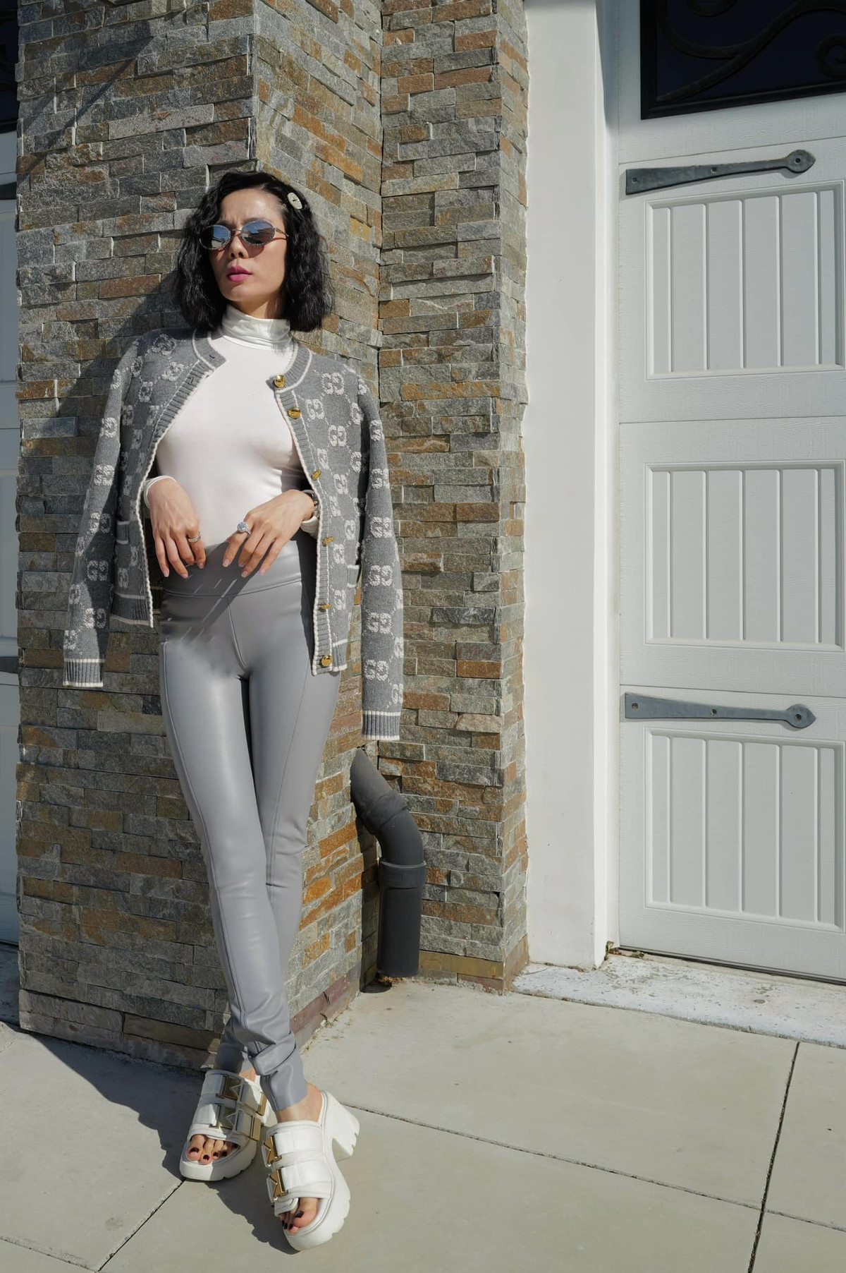 Lệ Quyên mặc bộ trang phục hàng hiệu với áo cổ lọ phối quần bó chẽn. Ảnh: FB Lệ Quyên