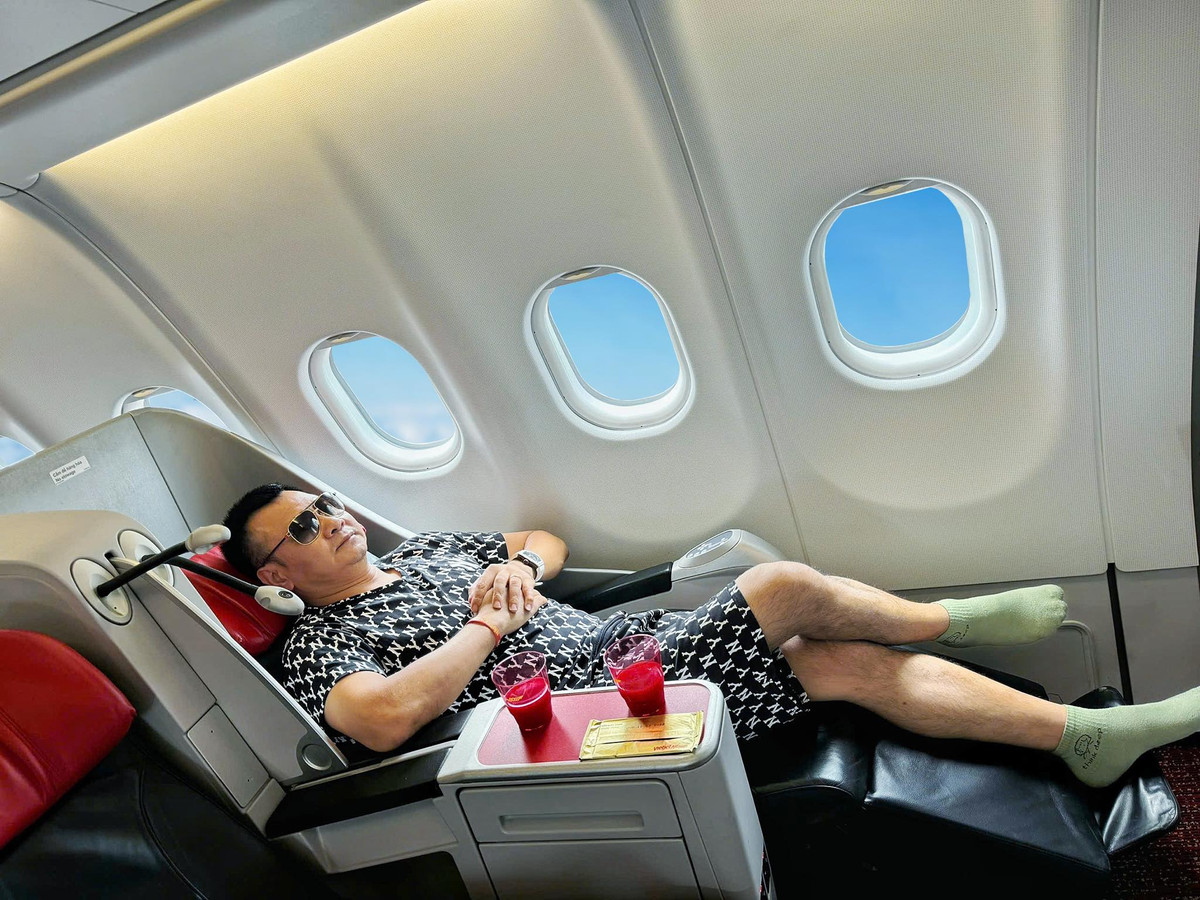 NSND Tự Long tận hưởng chuyến bay hạng thương gia khi đi công tác. Ảnh: FB Tự Long