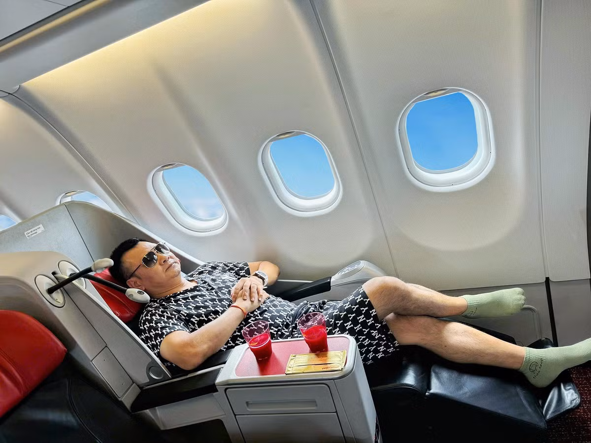 NSND Tự Long tận hưởng chuyến bay hạng thương gia khi đi công tác. Ảnh: FB Tự Long