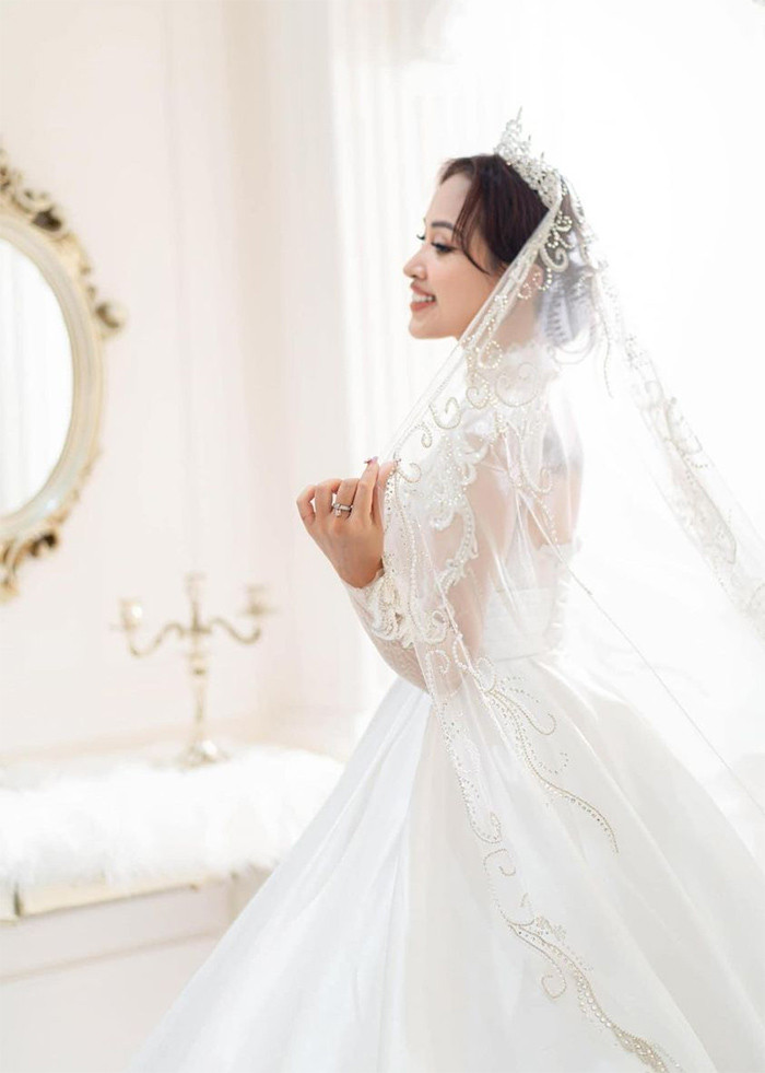 Trước đám cưới, MC Vân Hugo và doanh nhân Đặng Hùng Cường có thời gian hẹn hò, chung sống gần 3 năm. Ông xã của Vân Hugo là doanh nhân trong lĩnh vực giáo dục.