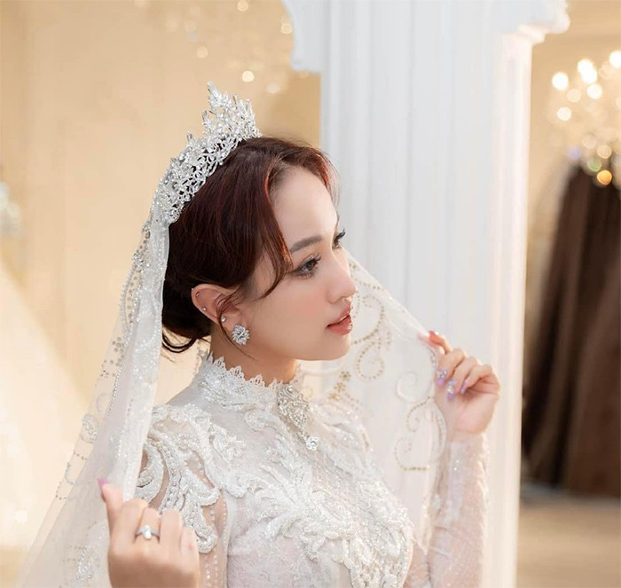 Cô được chồng doanh nhân cầu hôn lãng mạn bên bãi biển vào năm 2020. Cặp đôi đón con gái Bình An chào đời vào tháng 5/2022.