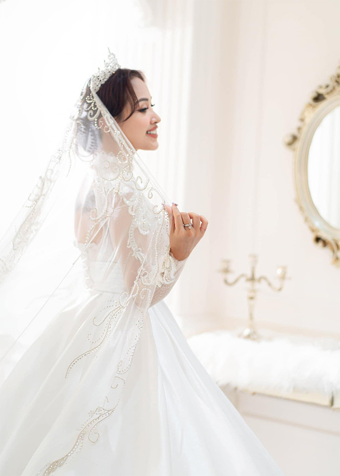 Nữ MC duyên dáng trong chiếc váy cưới trắng tinh, chuẩn bị cho ngày lên xe hoa với doanh nhân Đặng Hùng Cường.