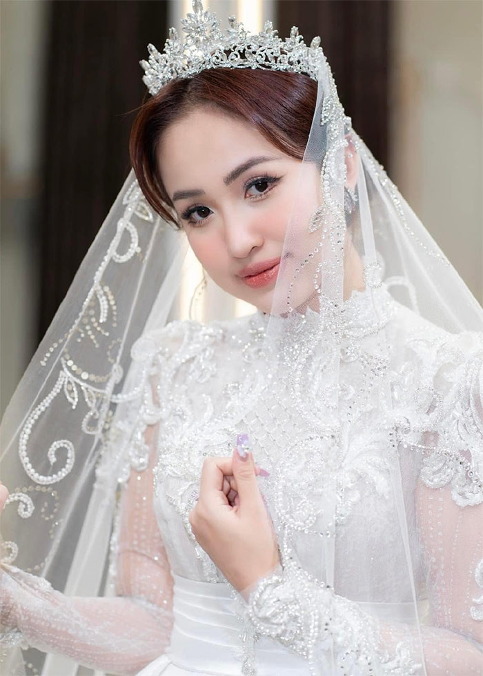 Hiện nữ MC sống cùng chồng, con gái và con riêng của cô trong biệt thự sang trọng ở TP.HCM.