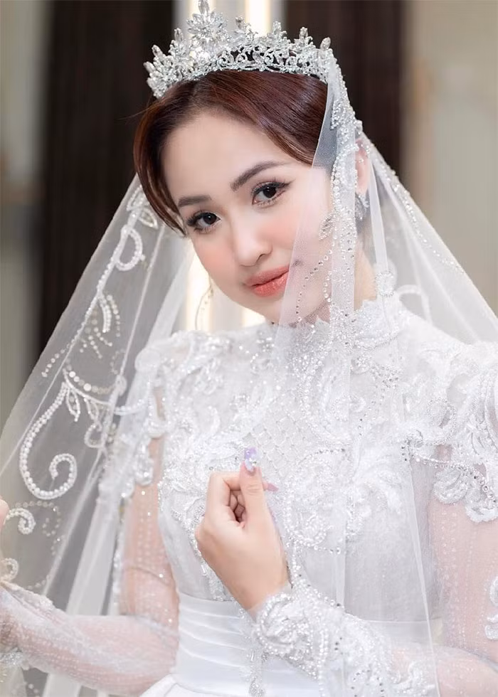 Hiện nữ MC sống cùng chồng, con gái và con riêng của cô trong biệt thự sang trọng ở TP.HCM.