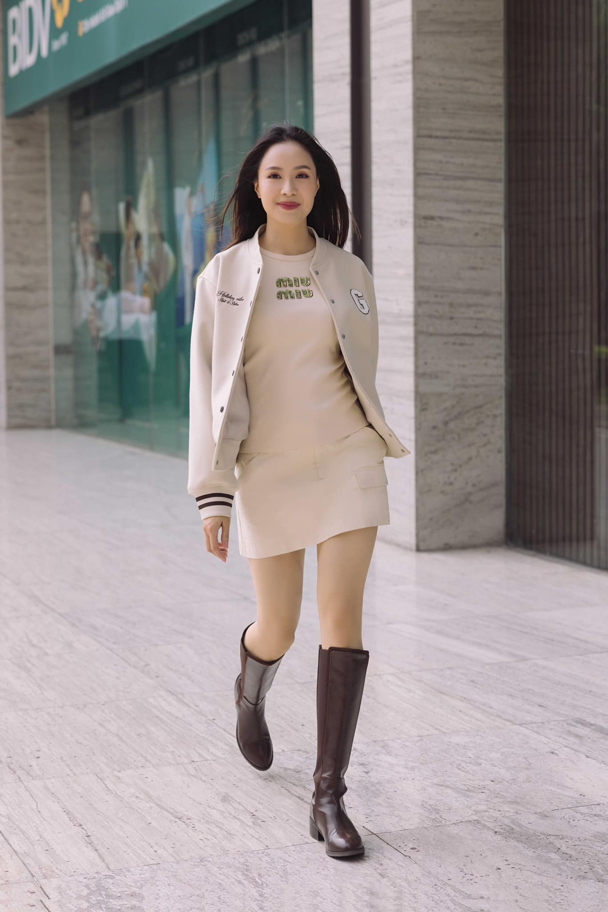 Diễn viên Hồng Diễm diện đồ mùa đông, tận hưởng thời tiết se lạnh. Ảnh: FB Nguyen Hong Diem