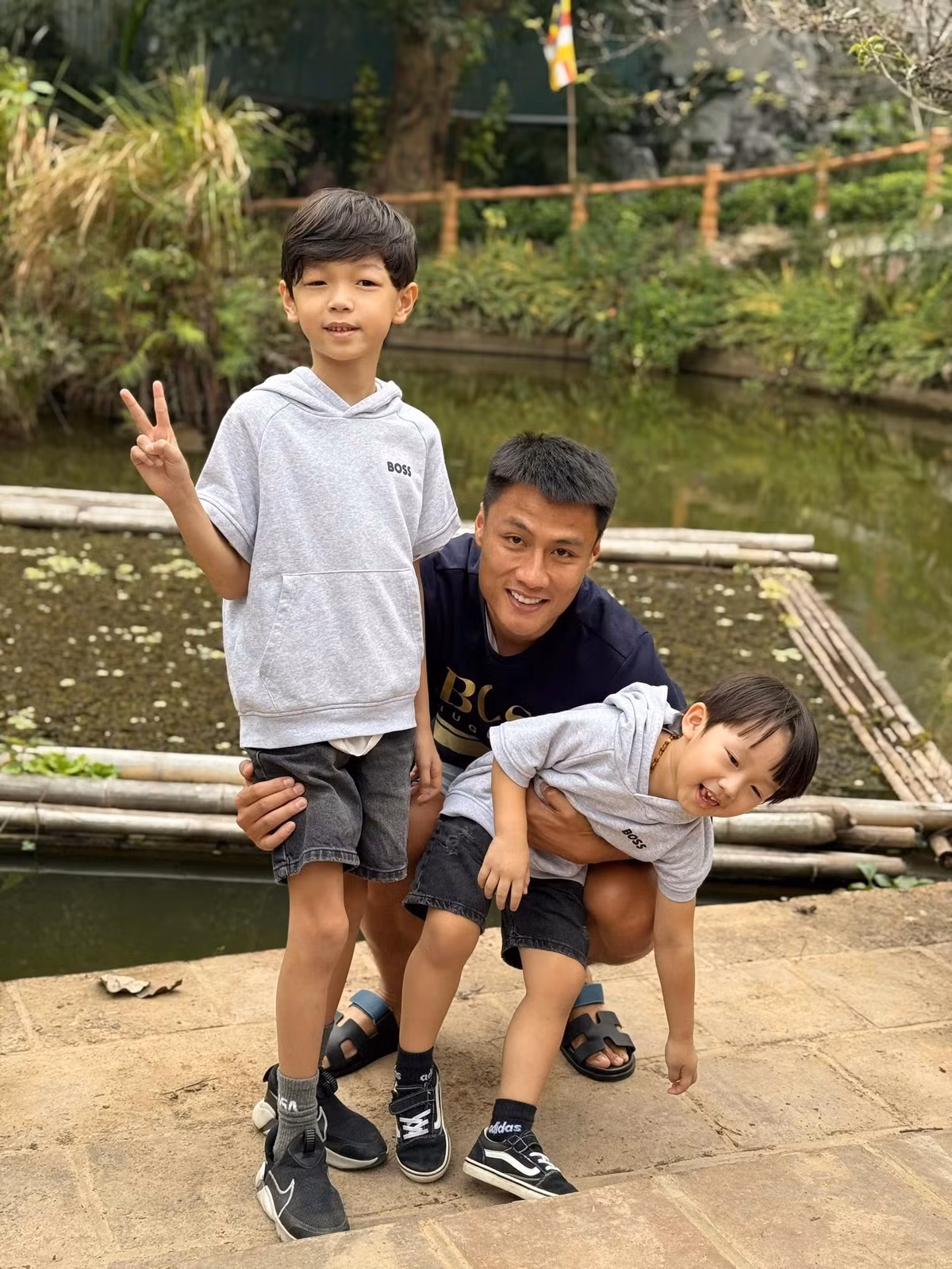 Mạc Hồng Quân đưa các con đi chơi. Ảnh: FB Mạc Quân