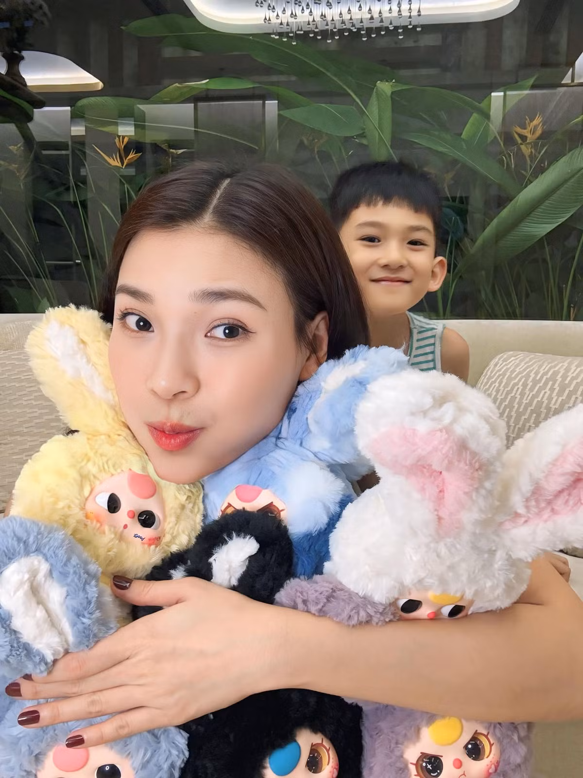 Thuý Diễm cho biết cô thích những món đồ chơi thú bông. Ảnh: FB Nguyễn Ngọc Thuý Diễm