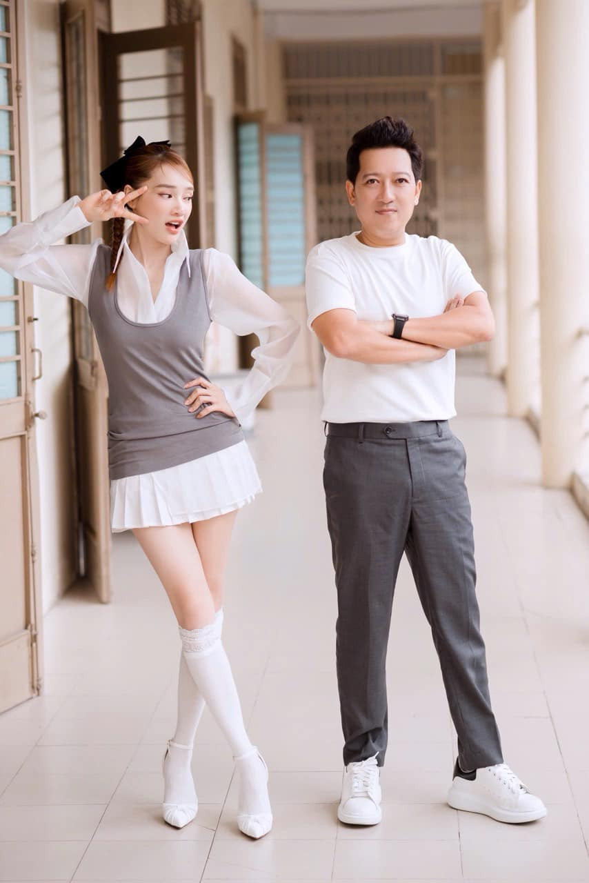 Nhã Phương cùng ông xã Trường Giang tham gia một chương trình dành cho sinh viên. Ảnh: FB