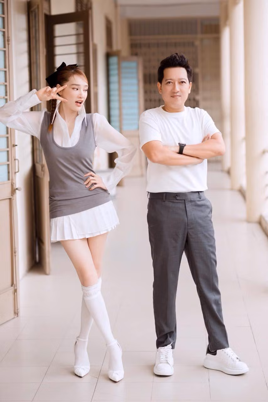 Nhã Phương cùng ông xã Trường Giang tham gia một chương trình dành cho sinh viên. Ảnh: FB