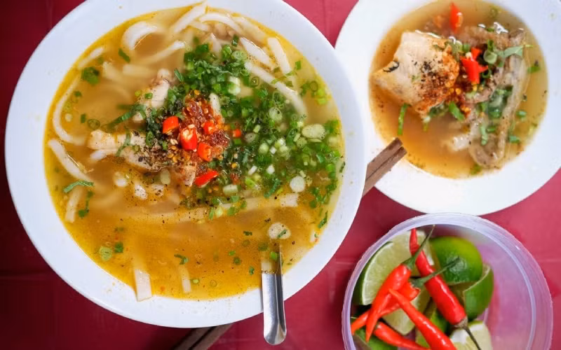 Cháo canh cá lóc là một trong những món đặc sản Quảng Bình được nhiều người ưa chuộng. Sợi bánh canh to, kết hợp cùng nước dùng nóng hổi ngon từ thịt, ngọt từ xương và những miếng cá lóc chiên sơ vàng giòn. Ảnh: Bách hoá Xanh