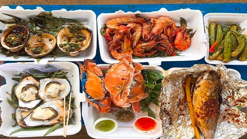 Quảng Bình sở hữu những bãi biển đẹp với nguồn hải sản phong phú. Du khách có thể thưởng thức các món hải sản tươi sống như gỏi cá, ốc, sò... được chế biến theo nhiều cách khác nhau, đảm bảo sẽ làm hài lòng mọi khẩu vị. Ảnh: Bách hoá Xanh