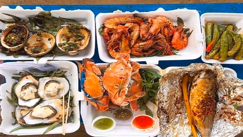 Quảng Bình sở hữu những bãi biển đẹp với nguồn hải sản phong phú. Du khách có thể thưởng thức các món hải sản tươi sống như gỏi cá, ốc, sò... được chế biến theo nhiều cách khác nhau, đảm bảo sẽ làm hài lòng mọi khẩu vị. Ảnh: Bách hoá Xanh