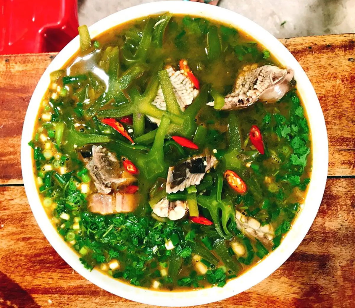 Canh xương rồng là một trong những món đặc sản Quảng Bình hấp dẫn. Người ta sẽ chọn đúng giống xương rồng tai thỏ còn non, cắt thành từng lát mỏng, ngâm nước muối pha loãng, để ráo. Sau khi rán sơ qua, xương rồng sẽ được cho vào nồi nước sôi, cho thêm hành tím và rau mùi vào. Ảnh: Thời báo văn học nghệ thuật