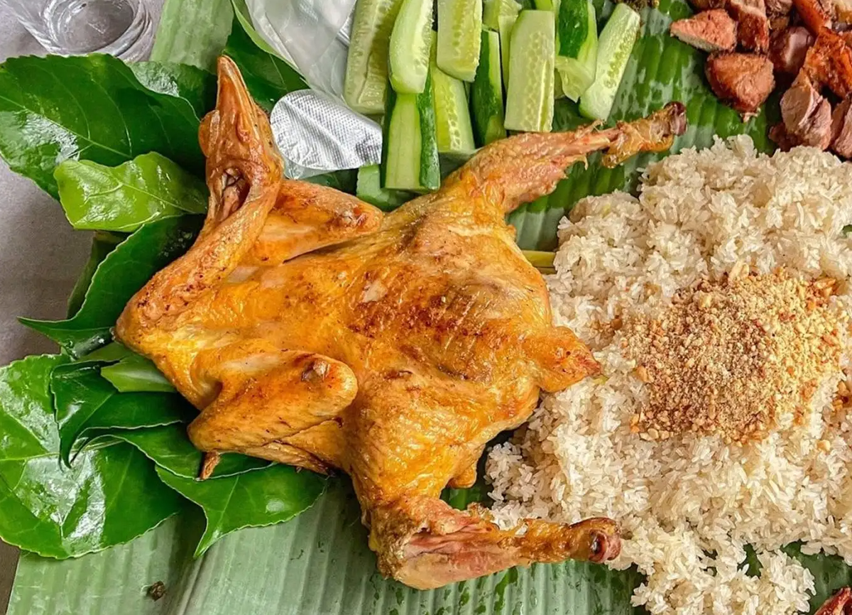 Gà chấm muối cheo cũng là một trong những món ăn Quảng Bình phổ biến hiện nay. Phần thịt gà được làm nguyên con và kẹp phẳng nướng chín vàng ươm, kết hợp cùng muối cheo mang lại hương vị rất thơm ngon. Ảnh: Vietnamnet