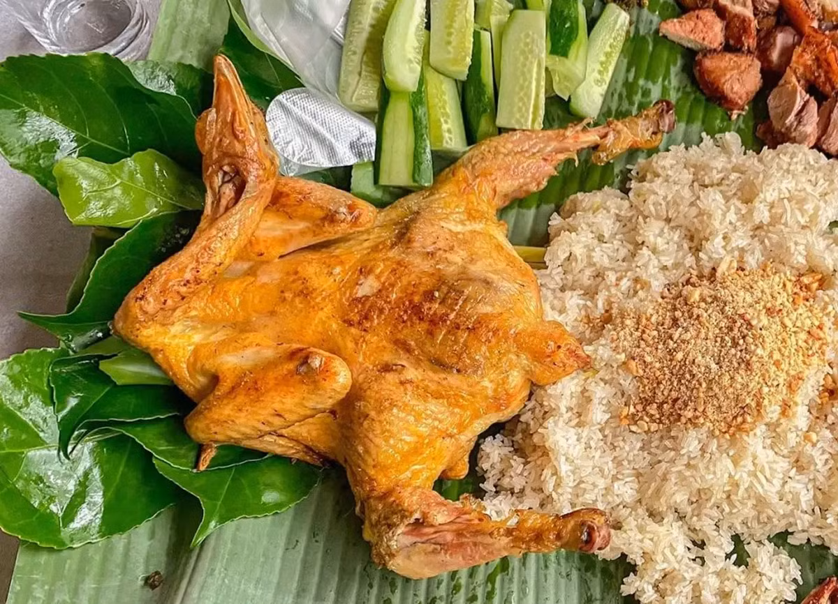 Gà chấm muối cheo cũng là một trong những món ăn Quảng Bình phổ biến hiện nay. Phần thịt gà được làm nguyên con và kẹp phẳng nướng chín vàng ươm, kết hợp cùng muối cheo mang lại hương vị rất thơm ngon. Ảnh: Vietnamnet
