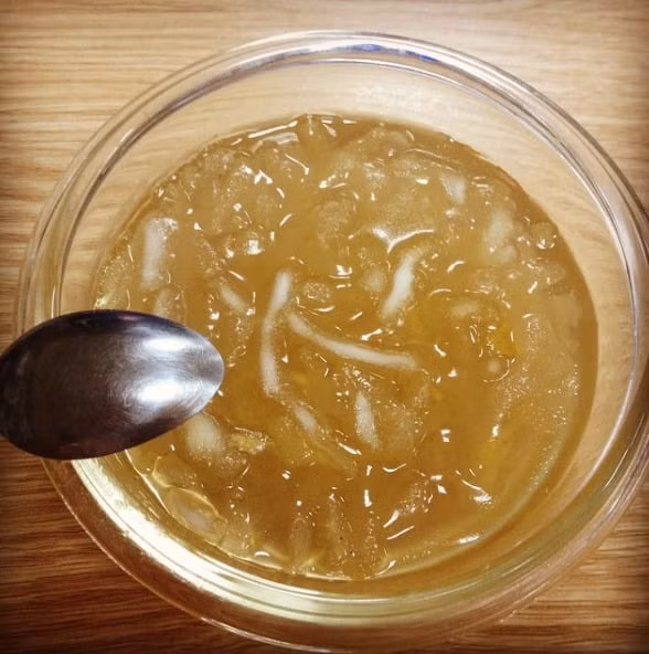 Người ta thường chỉ quen dùng rau câu chân vịt để làm gỏi, nấu canh… nhưng ở Phú Quý, người dân còn lấy rau câu chân vịt nấu thành chè. Đây là một trong những món ăn đặc biệt ở đảo Phú Quý nhất định phải thử khi đến đây.