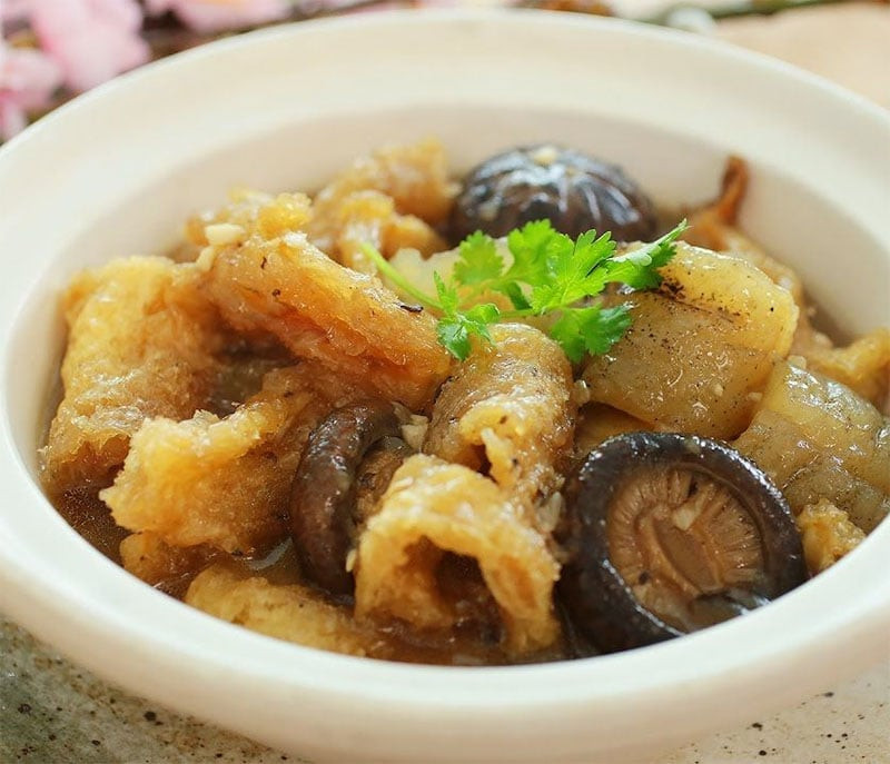 Hải sâm có hình thù khá lạ mắt nhưng lại là món ăn được nhiều người yêu thích. Hải sâm được dùng chế biến ra những món ăn hấp dẫn, không chỉ có giá trị về dinh dưỡng mà còn được xem là thần dược dành cho sức khỏe nam giới.