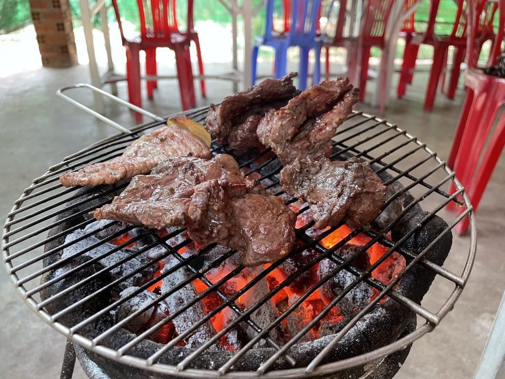 Nhắc đến các món ăn ngon ở đảo Phú Quý, không chỉ có hải sản tươi ngon, mà người ta còn thổn thức bởi món “bò nóng Phú Quý”. Từ “nóng” trong “bò nóng Phú Quý” không phải chỉ sự nóng hổi của món ăn mà ý nói về sự tươi mới của thịt bò trên đảo Phú Quý. Bò Phú Quý có thể chế biến thành nhiều món ngon như bò nướng, bò xào, bò kho,...