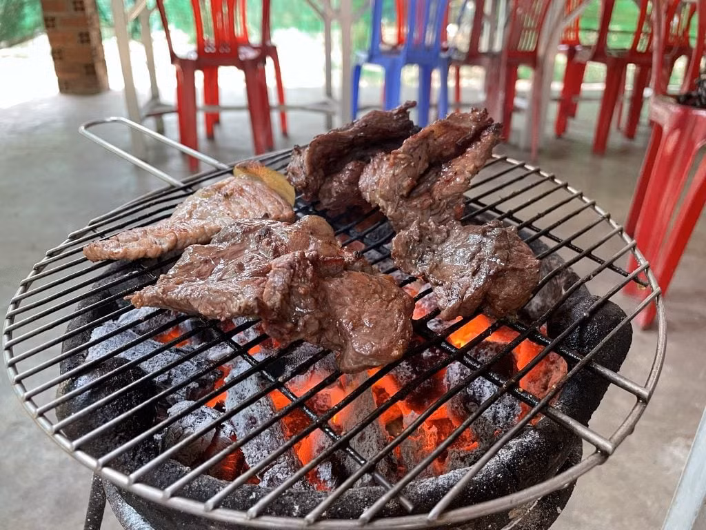 Nhắc đến các món ăn ngon ở đảo Phú Quý, không chỉ có hải sản tươi ngon, mà người ta còn thổn thức bởi món “bò nóng Phú Quý”. Từ “nóng” trong “bò nóng Phú Quý” không phải chỉ sự nóng hổi của món ăn mà ý nói về sự tươi mới của thịt bò trên đảo Phú Quý. Bò Phú Quý có thể chế biến thành nhiều món ngon như bò nướng, bò xào, bò kho,...