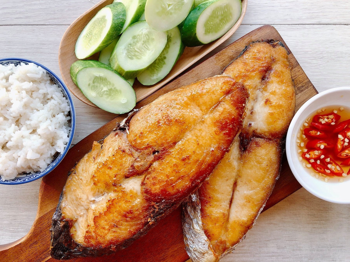 Cá thu ở Phú Quý được đánh bắt trực tiếp từ biển nên có độ tươi ngon và chắc thịt. Cá thu có thể chế biến thành nhiều món ngon như cá thu nướng, cá thu kho, cá thu chiên,...