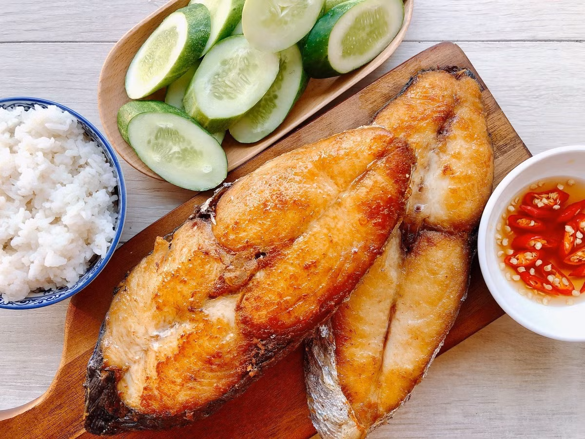 Cá thu ở Phú Quý được đánh bắt trực tiếp từ biển nên có độ tươi ngon và chắc thịt. Cá thu có thể chế biến thành nhiều món ngon như cá thu nướng, cá thu kho, cá thu chiên,...