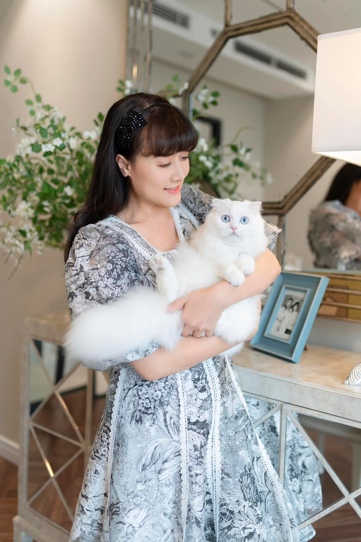 Nghệ sĩ Vân Dung chụp ảnh bên thú cưng. Ảnh: FB Vân Dung