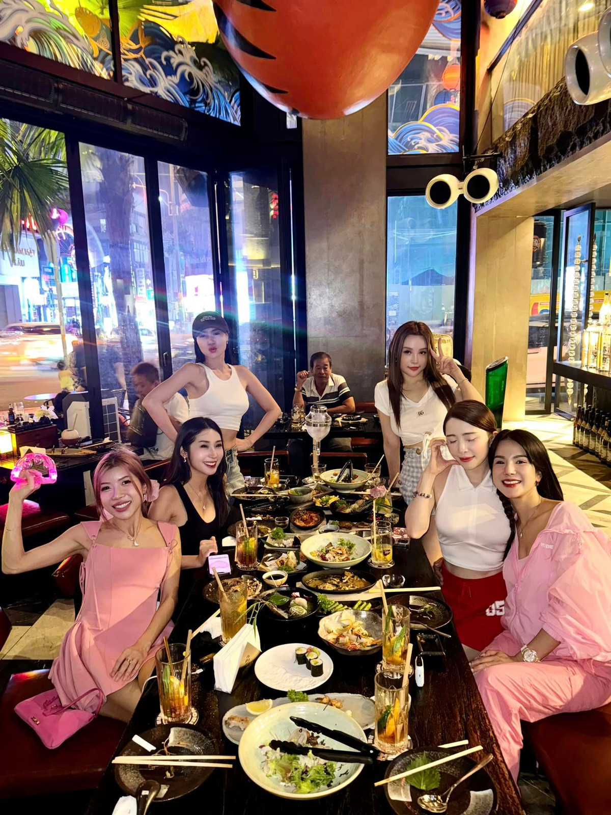 Hội chị em hẹn hò ăn uống mừng sinh nhật Diệp Lâm Anh. Ảnh: FB Phạm Quỳnh Nga