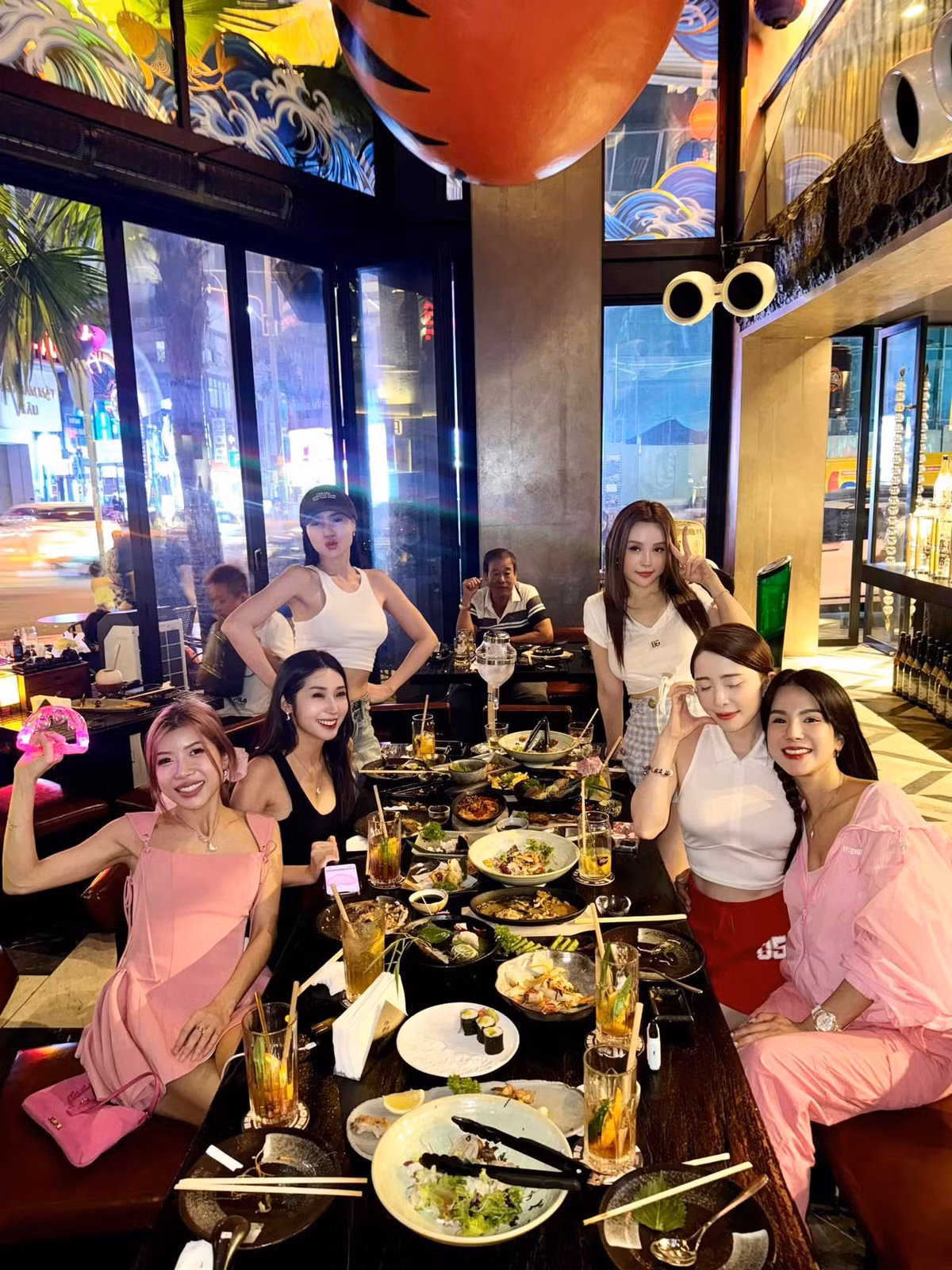 Hội chị em hẹn hò ăn uống mừng sinh nhật Diệp Lâm Anh. Ảnh: FB Phạm Quỳnh Nga