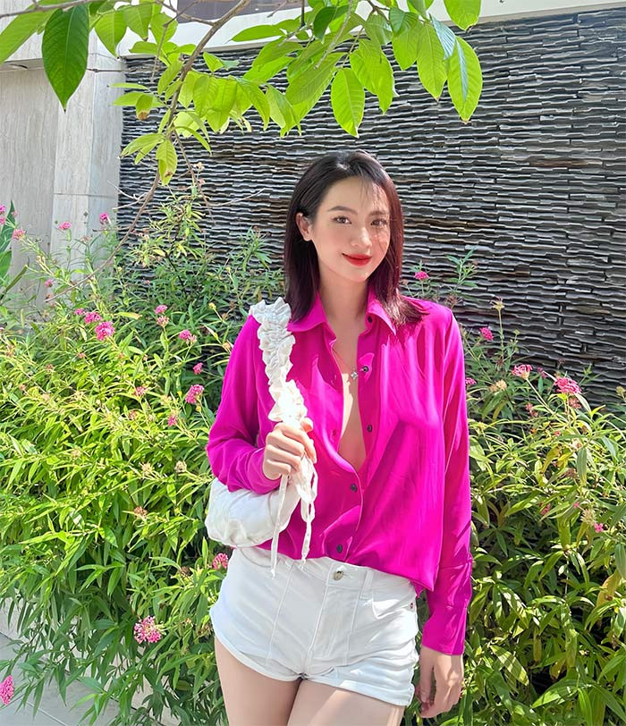 Tóc đen ngang vai, áo sơ mi hồng kết hợp với short trắng, Thúy Quỳnh khoe vẻ đẹp tươi tắn đầy sức sống. (Ảnh: FB Thúy Quỳnh)