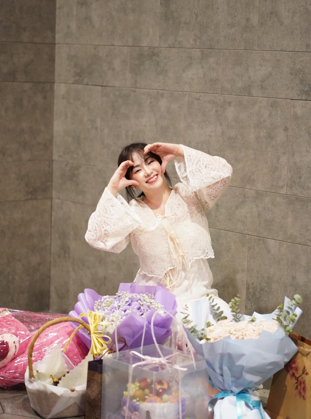 Bên cạnh đó, cô cũng mang đến hình ảnh tươi vui, thân thiện khi góp mặt trong các gameshow. Ảnh: FB LuongBichHuu