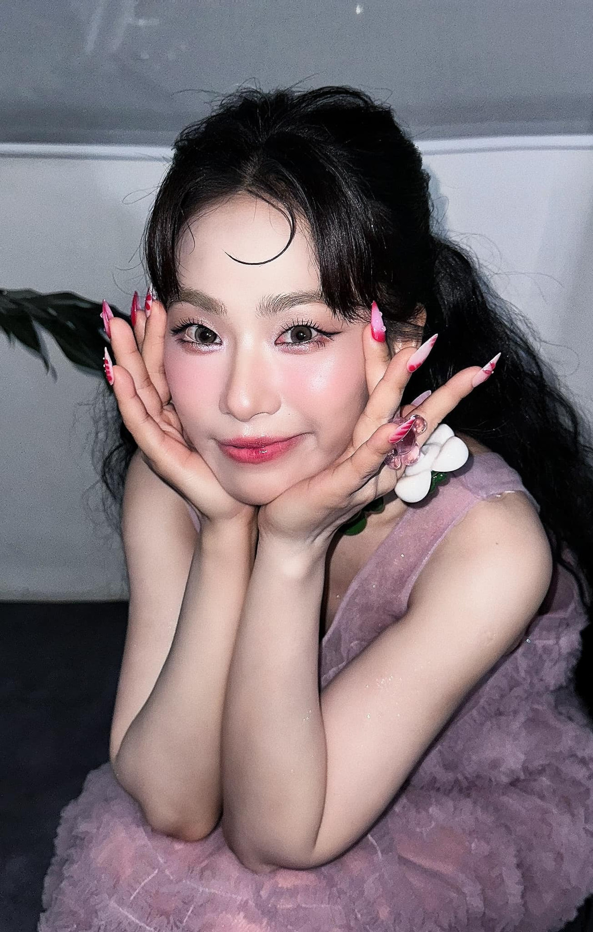 Thay vì những chiếc váy áo cồng kềnh, cứng nhắc, cô theo đuổi sự trẻ trung bằng những trang phục đậm chất đường phố như quần jeans ống rộng, áo ôm cắt xẻ, áo croptop,....Ảnh: FB LuongBichHuu