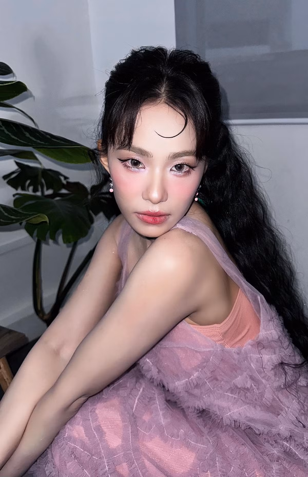 Sự đổi mới này không chỉ giúp vẻ ngoài của nữ ca sĩ Lương Bích Hữu nổi bật hơn mà còn có thể dễ dàng tiếp cận và đến gần hơn với những bạn trẻ. Ảnh: FB LuongBichHuu