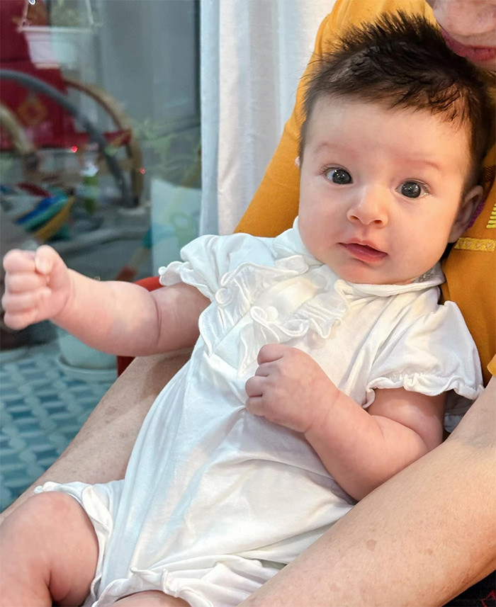 Bé Mia nặng 3,8 kg và dài 52 cm khi chào đời. Bé có vẻ ngoài giống hệt bố. Ảnh: FB Lan Phương