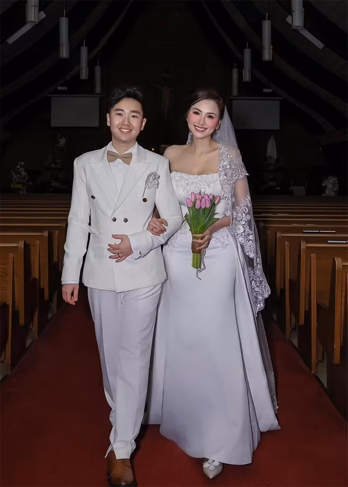 Cuối tháng 10/2023, Diễm Hương bất ngờ sang Canada định cư. Cuối tháng 1/2024 cô mới bật mí chuyện kết hôn lần thứ ba.