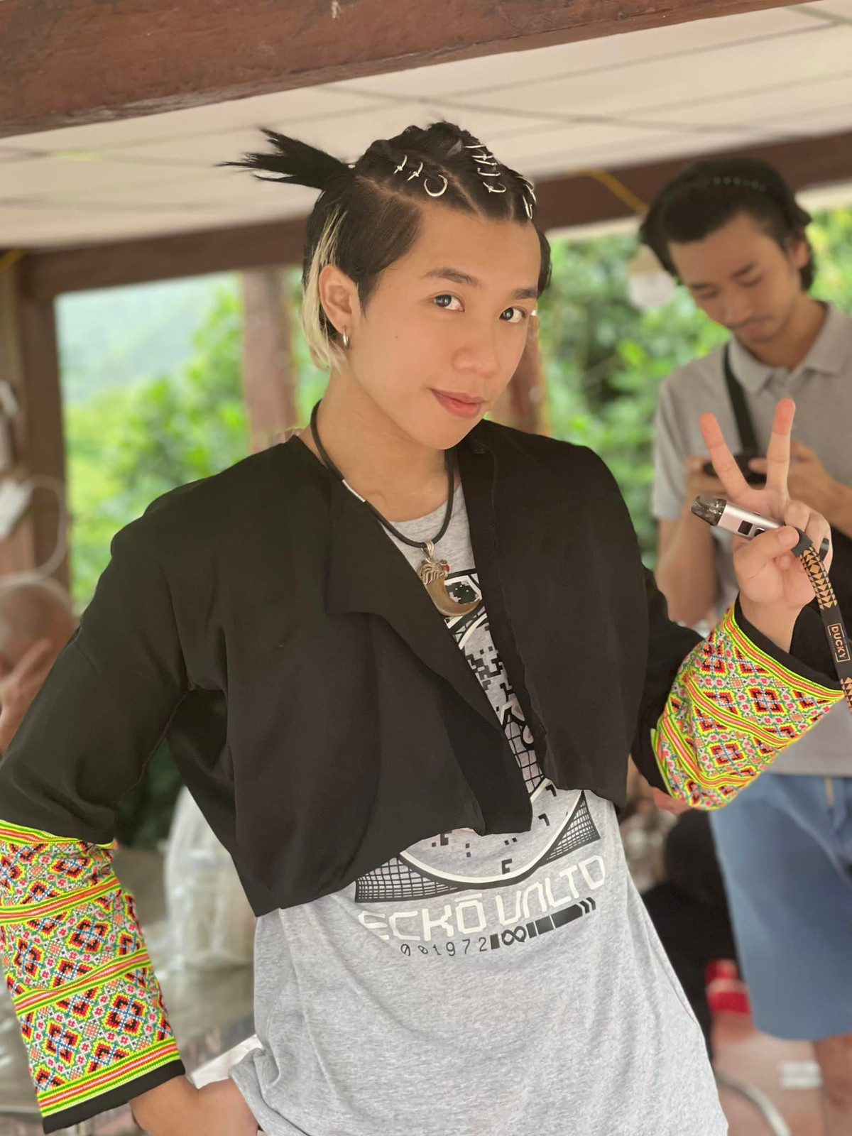 Trong "Cuộc chiến không giới tuyến", Long Vũ vào vai Cương - chàng trai bản ham chơi, đua đòi, ngỗ ngược. Cương có nhiều nét ngây thơ của tuổi mới lớn. Nhân vật này khiến khán giả vừa bực vừa thương trong những phân cảnh tỏ tình với Chà (Hồng Nhung). Ảnh: FB Nguyễn Vũ