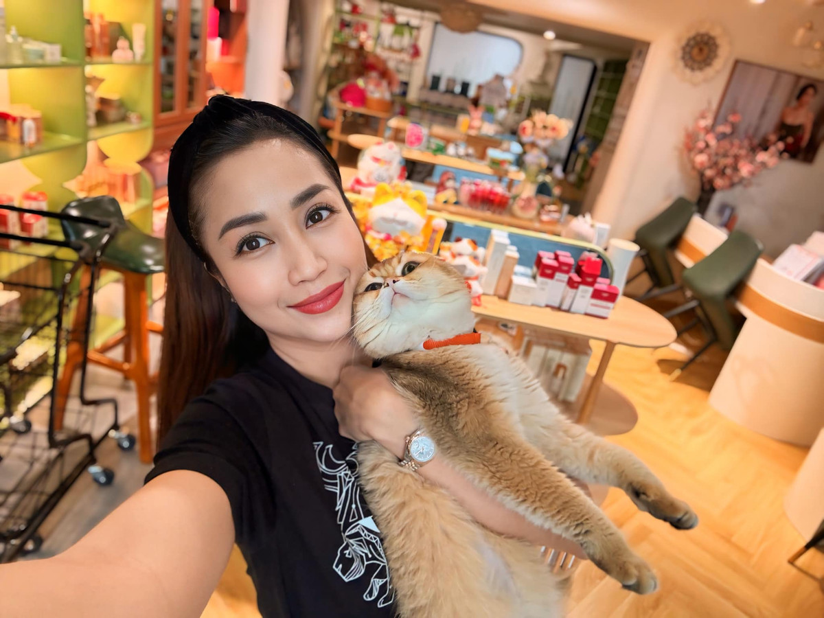 Mới đây, sau hơn 7 tháng chăm nom các con học hành tại Úc, nữ MC và 3 con đã về lại Việt Nam để nghỉ hè.