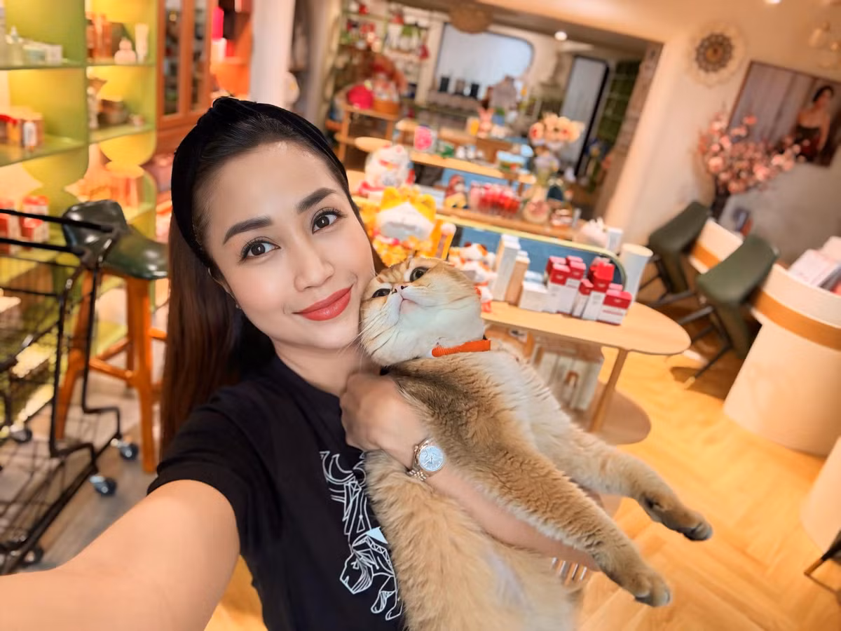 Mới đây, sau hơn 7 tháng chăm nom các con học hành tại Úc, nữ MC và 3 con đã về lại Việt Nam để nghỉ hè.