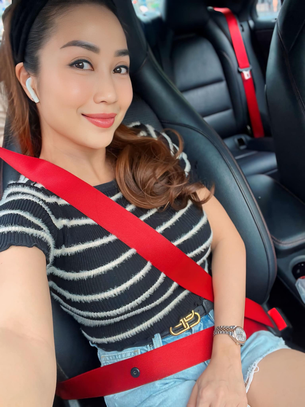 Điều dễ dàng nhận thấy ở nữ MC là sự thay đổi phong cách khi cô về Việt Nam. Ốc Thanh Vân diện ngay set đồ ngắn với áo ôm và quần short jeans giữa cái nóng gay gắt của Sài Gòn.