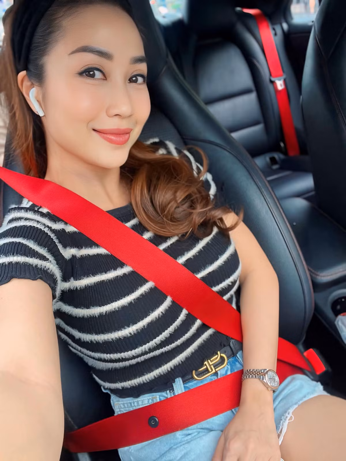 Điều dễ dàng nhận thấy ở nữ MC là sự thay đổi phong cách khi cô về Việt Nam. Ốc Thanh Vân diện ngay set đồ ngắn với áo ôm và quần short jeans giữa cái nóng gay gắt của Sài Gòn.