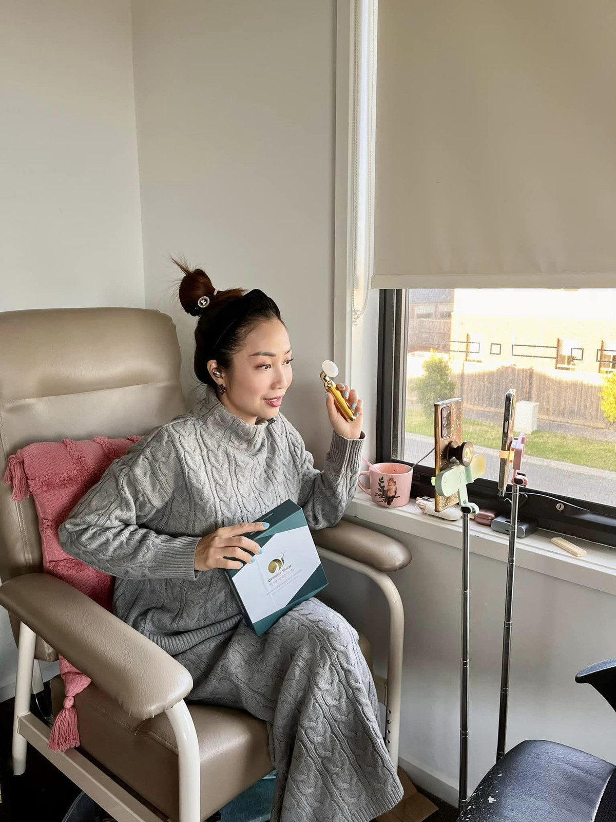 Ngoài ra Ốc Thanh Vân liên tục "gây sốt" với những set đồ tinh tế, đẳng cấp, tôn lên vóc dáng nuột nà và nhan sắc ngày càng rạng rỡ của mình.