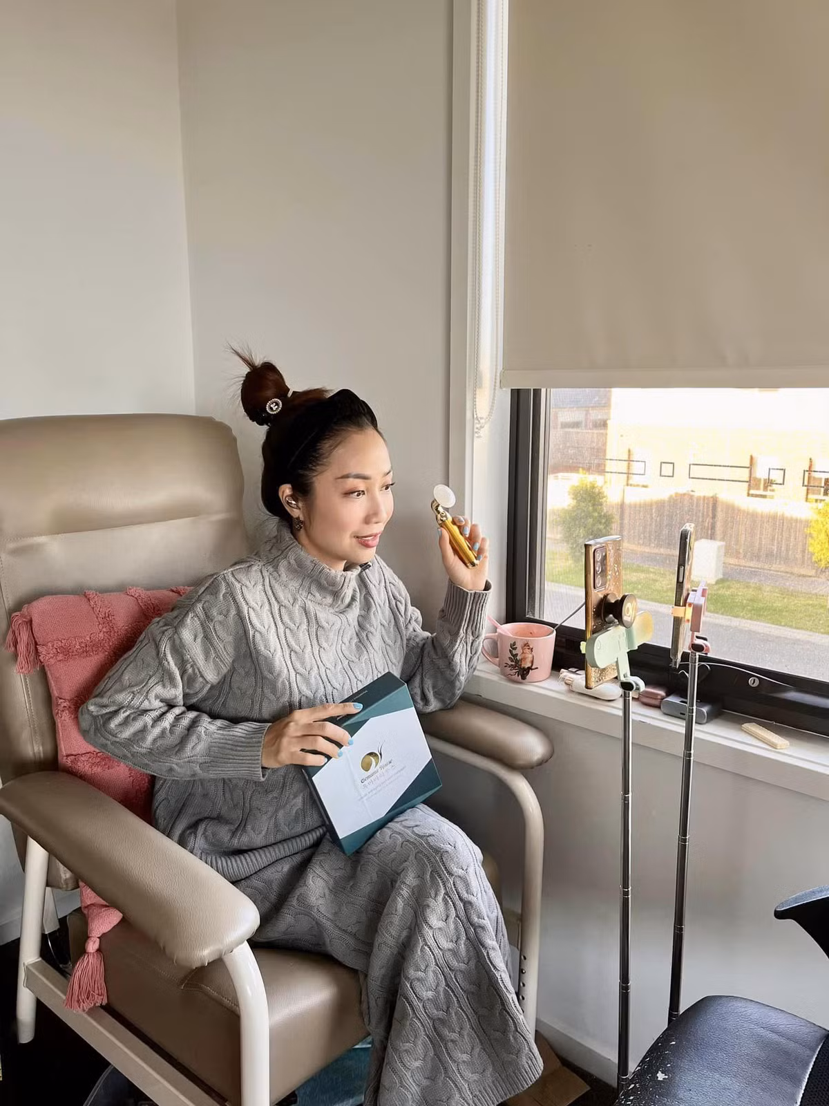 Ngoài ra Ốc Thanh Vân liên tục "gây sốt" với những set đồ tinh tế, đẳng cấp, tôn lên vóc dáng nuột nà và nhan sắc ngày càng rạng rỡ của mình.