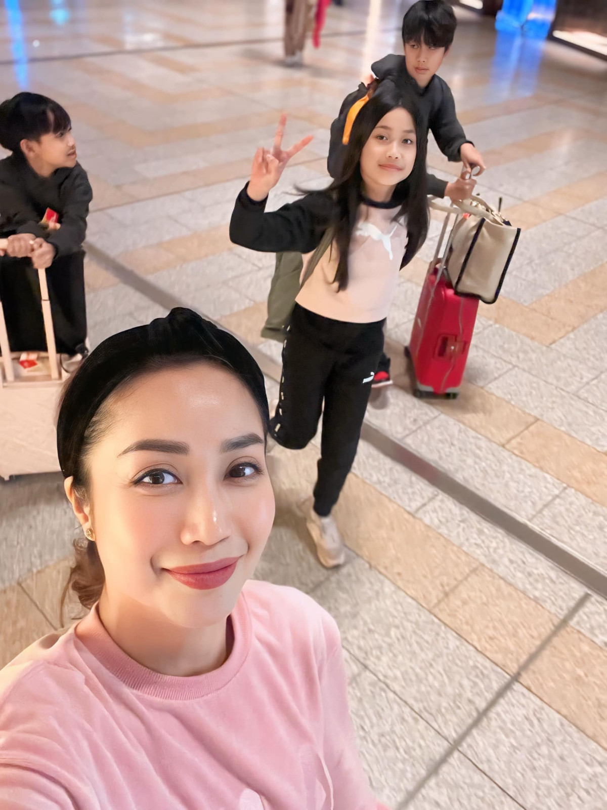 Nữ MC thoải mái hơn khi diện trang phục khi về nước.