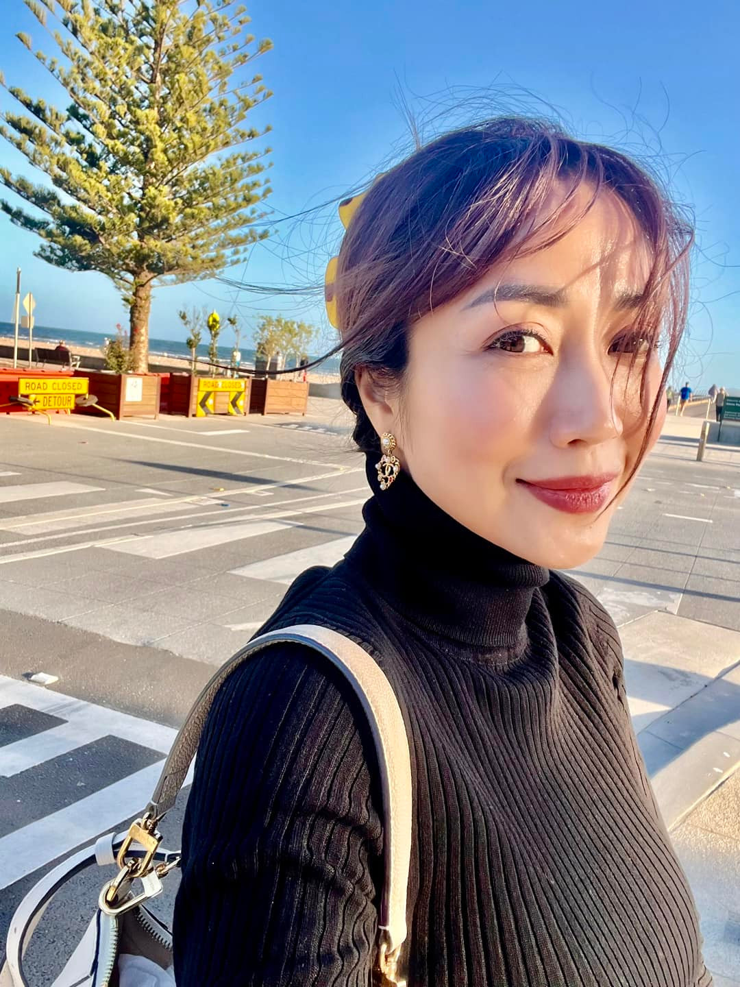 Không còn những bộ váy áo lung linh như trên sân khấu, thay vào đó khán giả đã quen thuộc với hình ảnh bà mẹ ba con trong những set đồ giản dị với phom dáng tối giản như áo phông, quần short...