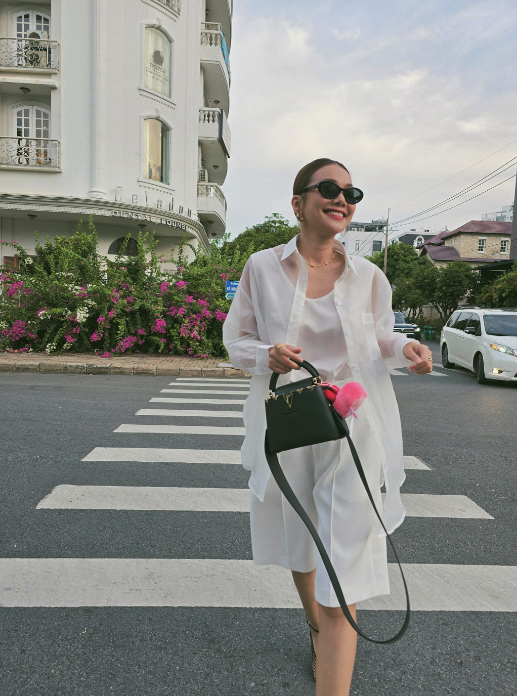 Thanh Hằng đăng tải hình ảnh thả dáng cùng dòng trạng thái: "1/6 của các bà mẹ. Ủa, alo?". Cụm từ "các bà mẹ" làm dấy lên nghi vấn Thanh Hằng đang mang thai con đầu lòng.