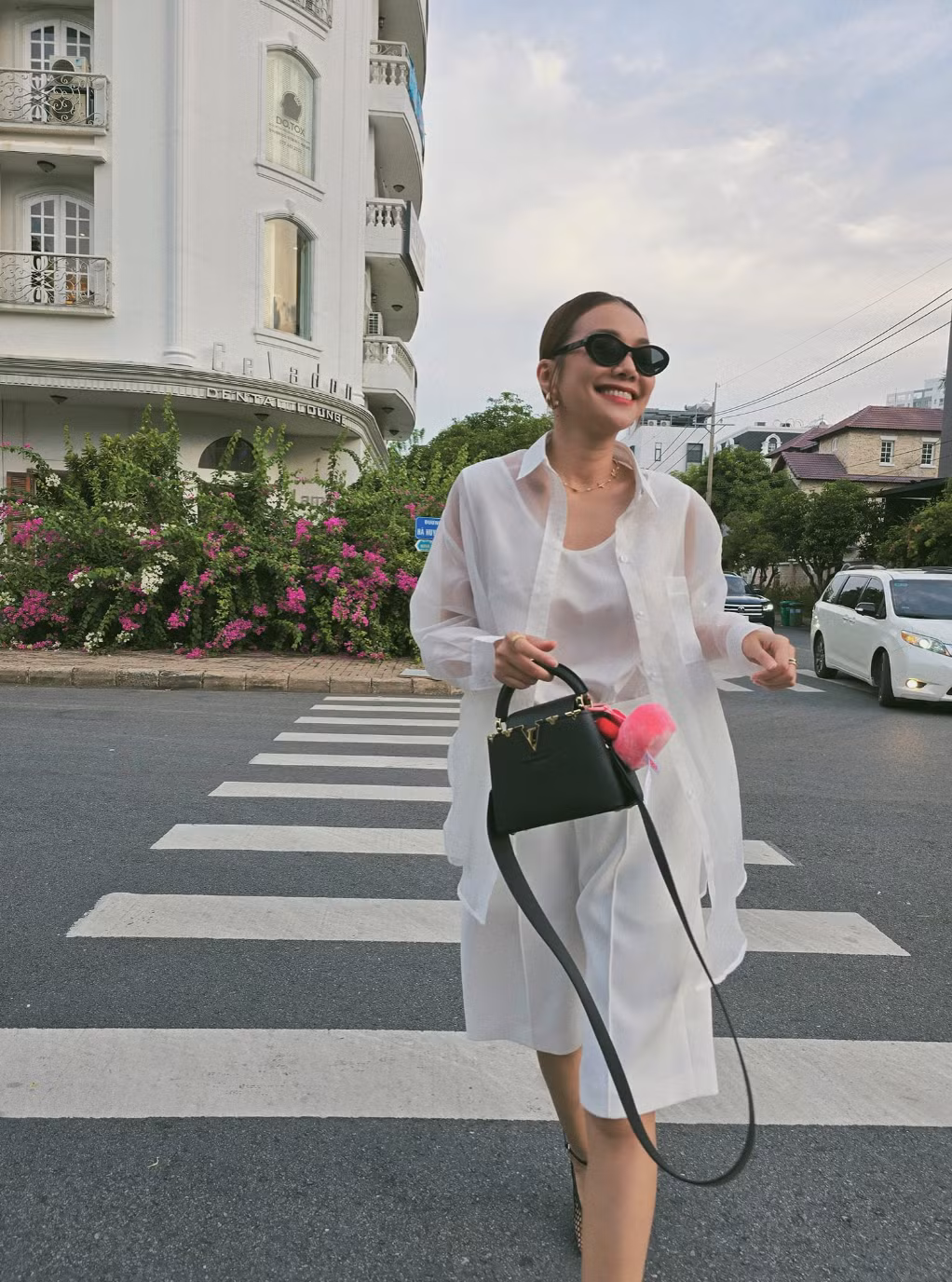 Thanh Hằng đăng tải hình ảnh thả dáng cùng dòng trạng thái: "1/6 của các bà mẹ. Ủa, alo?". Cụm từ "các bà mẹ" làm dấy lên nghi vấn Thanh Hằng đang mang thai con đầu lòng.