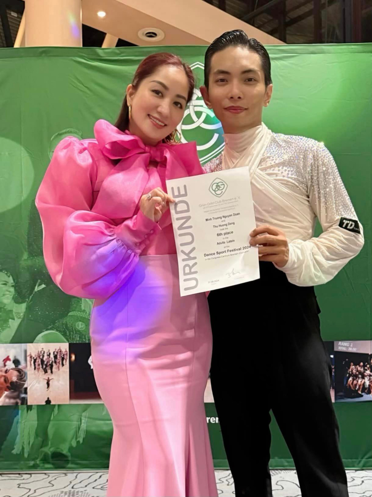 Khánh Thi hãnh diện khoe con trai nhận 5 giấy chứng nhận thành tích, huy chương đeo trĩu cổ trong khi bố - vận động viên Phan Hiển chỉ nhận 1 giấy.