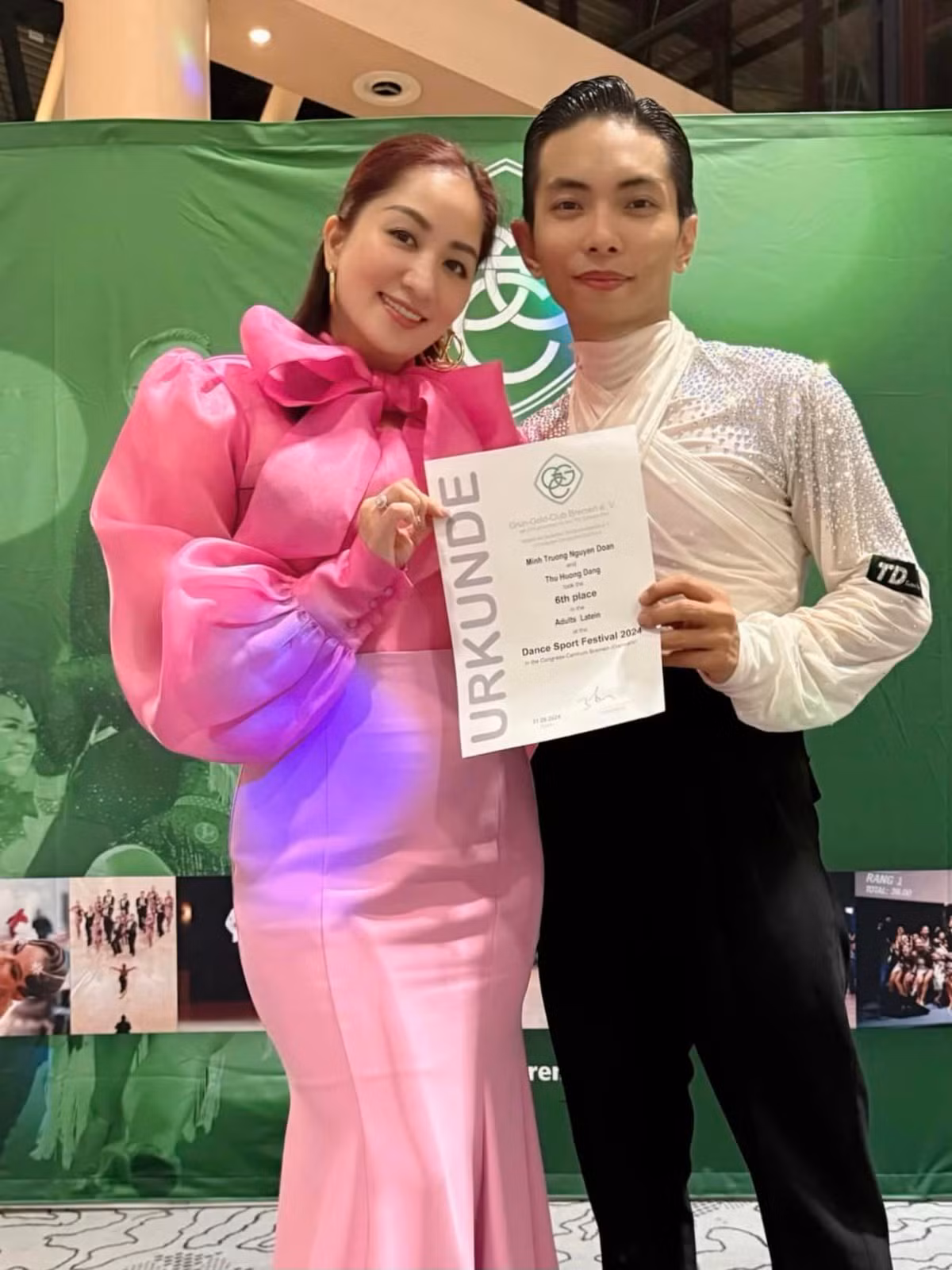 Khánh Thi hãnh diện khoe con trai nhận 5 giấy chứng nhận thành tích, huy chương đeo trĩu cổ trong khi bố - vận động viên Phan Hiển chỉ nhận 1 giấy.